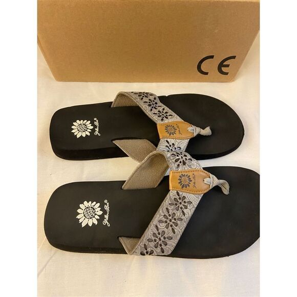 Yellow box size 9 flip flops gray straps - Picture 2 of 4